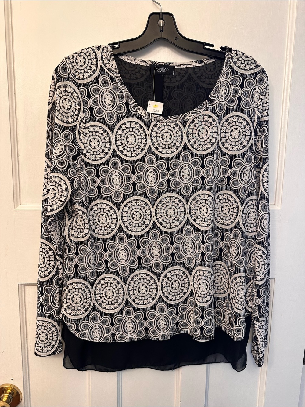 ⭐️ Papillon Blanc Lg Black and White Floral Medallion Long-Sleeve Top